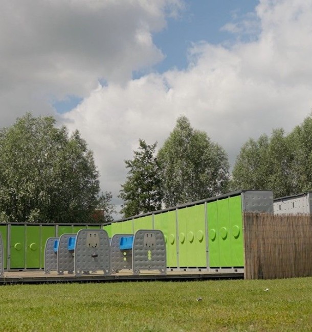 Opbouw pakket van mobiel sanitair (toiletten en lavabo’s) by Rotech