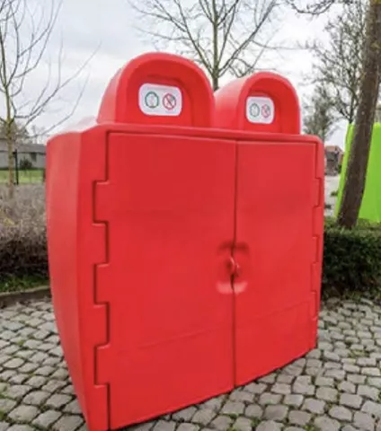 Voor dit project zette Rotech zijn expertise in rotomoulding in om een sterke, onderhoudsvriendelijke en vandalismebestendige container te realiseren. Deze combinatie van functioneel ontwerp en technische precisie maakt van de OlioBox een toonbeeld van hoe rotatiegieten bijdraagt aan circulaire en gebruiksvriendelijke productoplossingen.